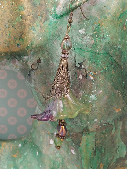 Boucles d'Oreilles Pendantes Féeriques Vertes et Violettes Fleurs Acrylique Perles Verre Tchèque XXL
