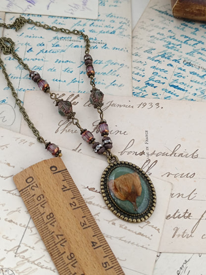 Collier Vintage Romantique Médaillon Artisanal Fleur de Cerisier Fond Vert 3 x 2,5 cm