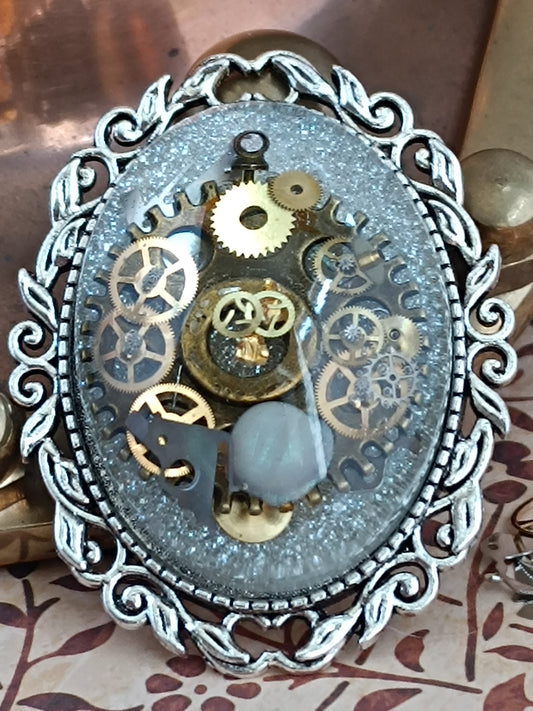 Broche Steampunk Cabochon – Résine Époxy, Fond pailleté , Engrenages Authentiques