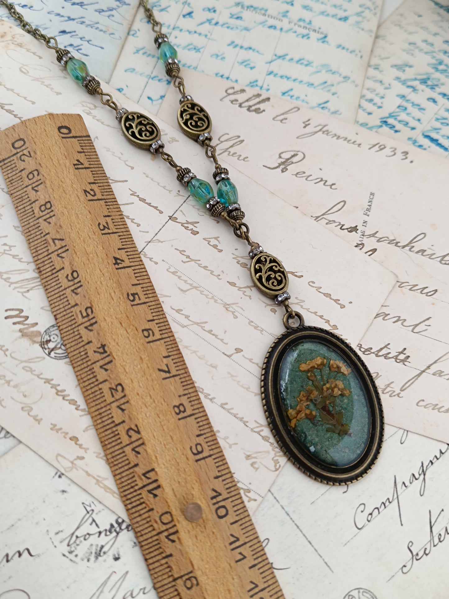 Grand Collier Cottagecore Dark Floral Pendentif Botanique Fleurs Séchées Fond Vert 4 x 2,8 cm