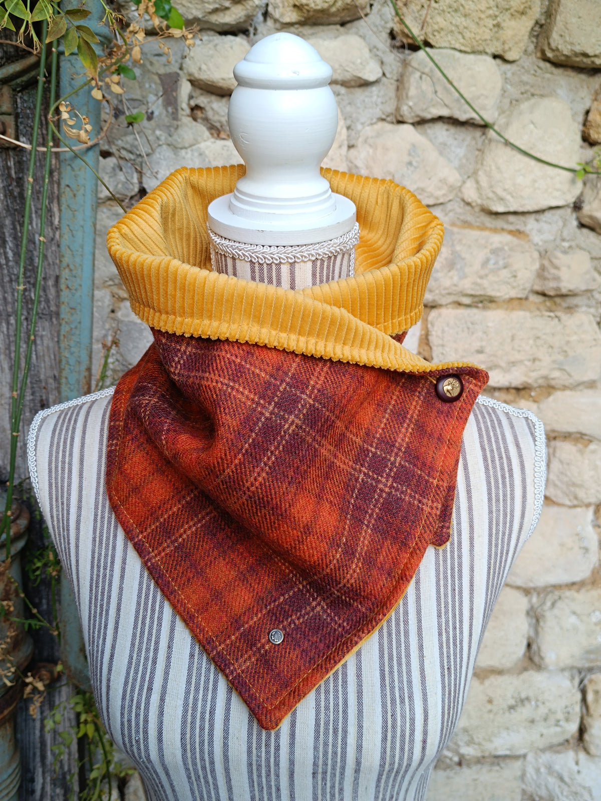 Tour de cou en laine tartan orange et rouille, velours curry et bouton cerf