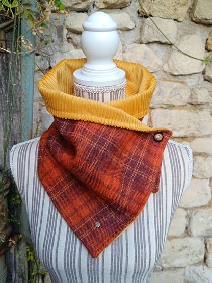 Tour de cou en laine tartan orange et rouille, velours curry et bouton cerf