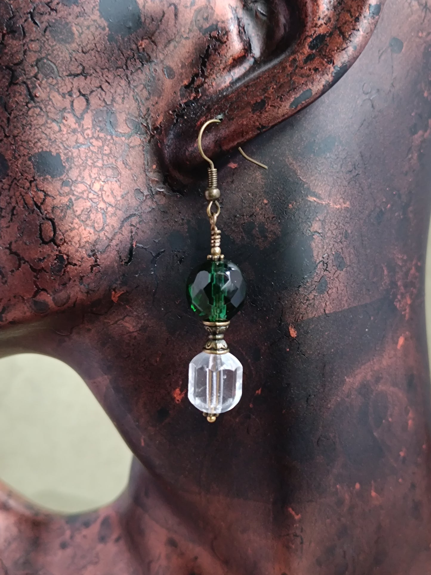 Boucles d'oreilles pendantes perles de verre tchèque asymétriques style vintage modernisé