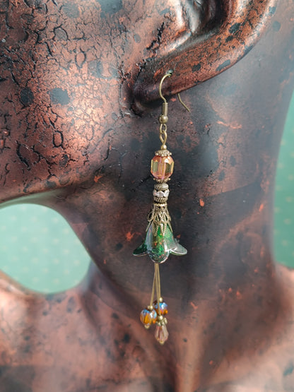 Boucles d’oreilles pendantes “Fleurs Féeriques” – Vert mousse & ambre