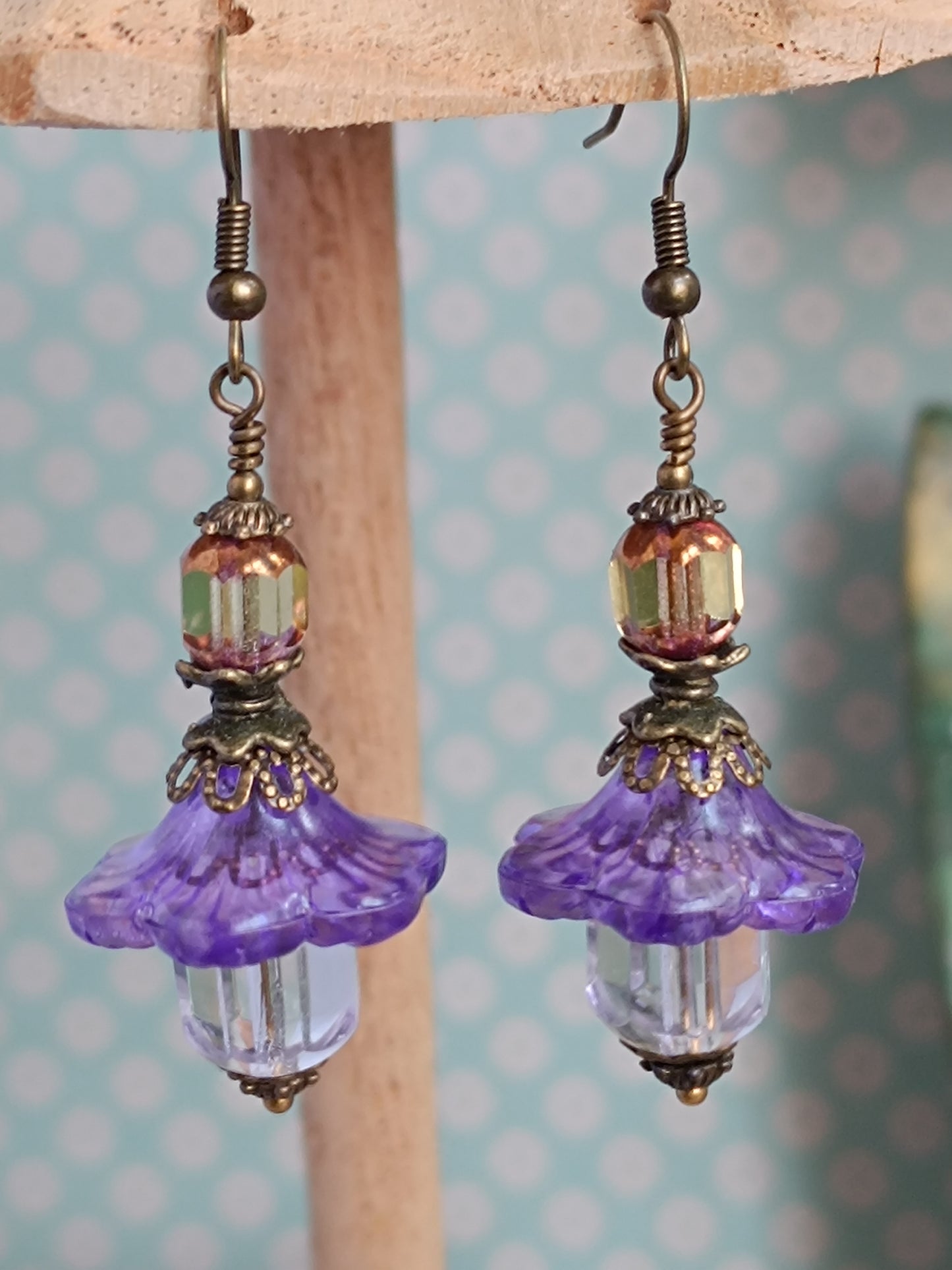 Boucles d'oreilles fleurs de lucite vintage et perles de verre tchèque