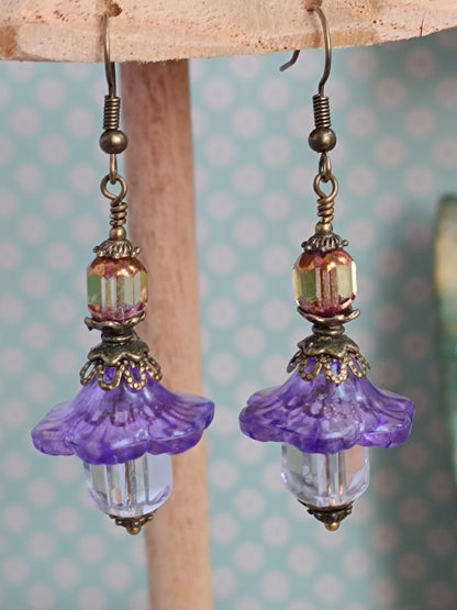Boucles d'oreilles fleurs de lucite vintage et perles de verre tchèque