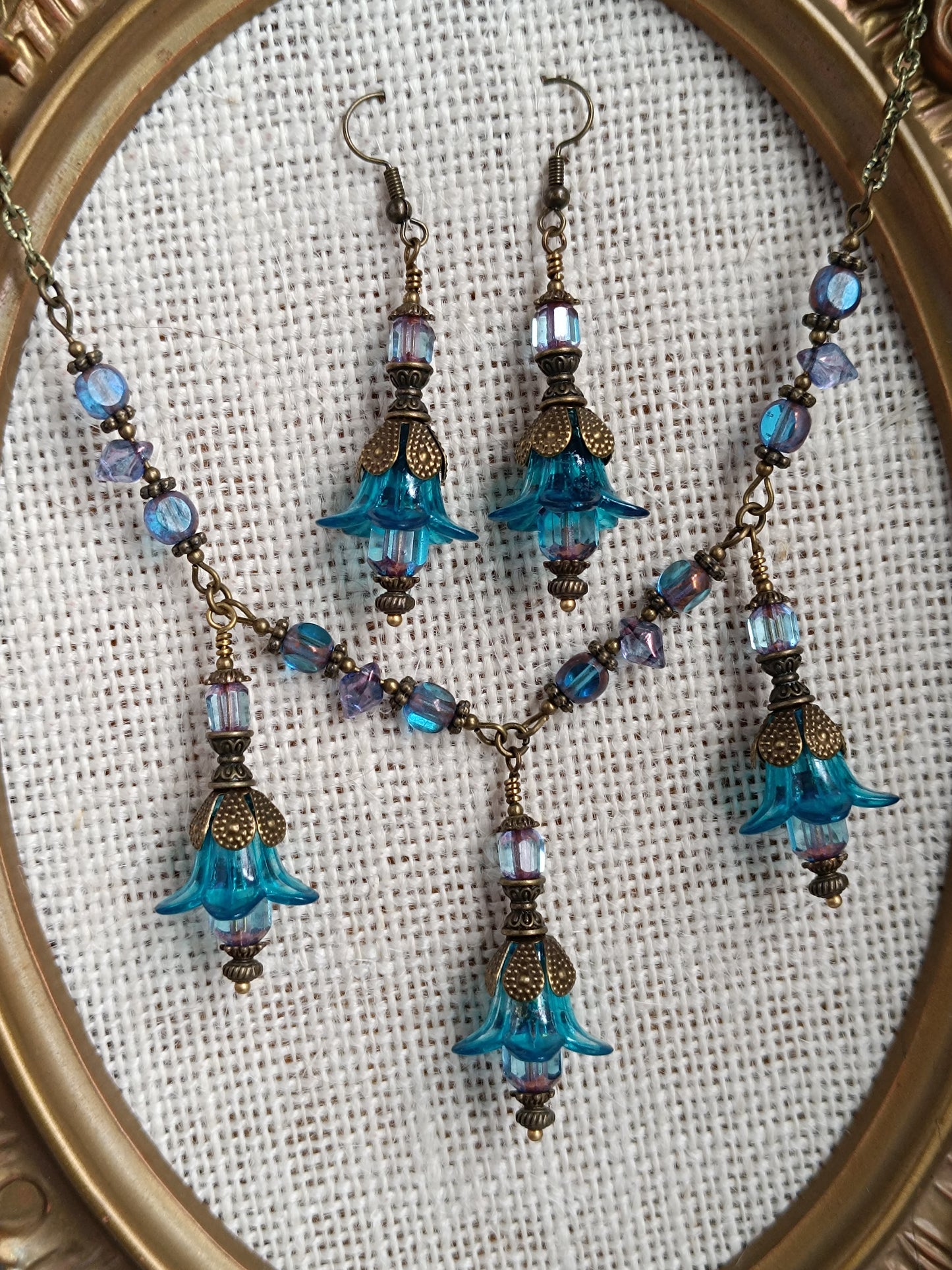 Parure Collier Boucles d'Oreilles Fleurs Féeriques Lucite Bleue Verre Tchèque Bronze Antique