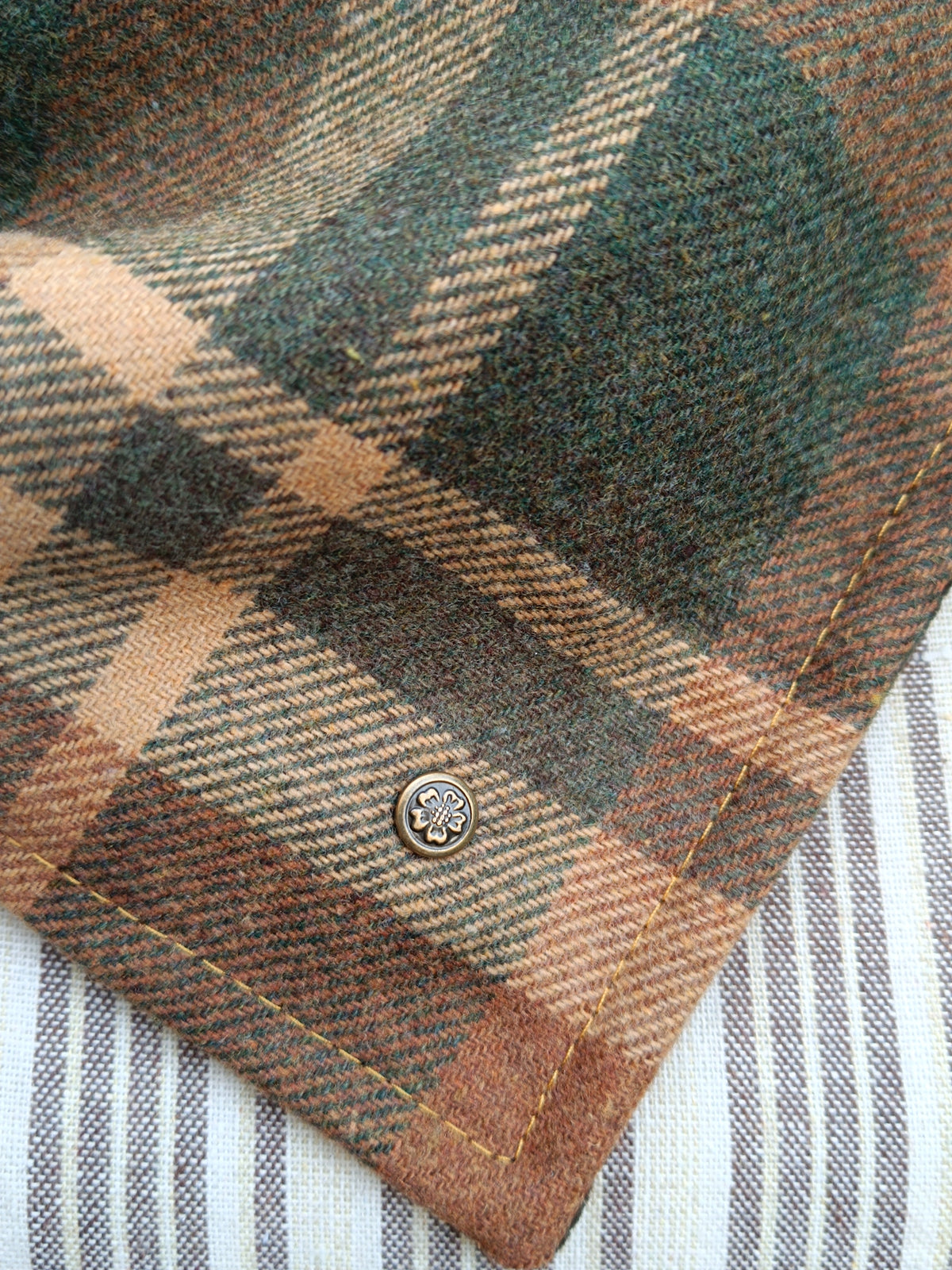 Tour de cou tartan écossais en laine et velours avec bouton dragon chimère