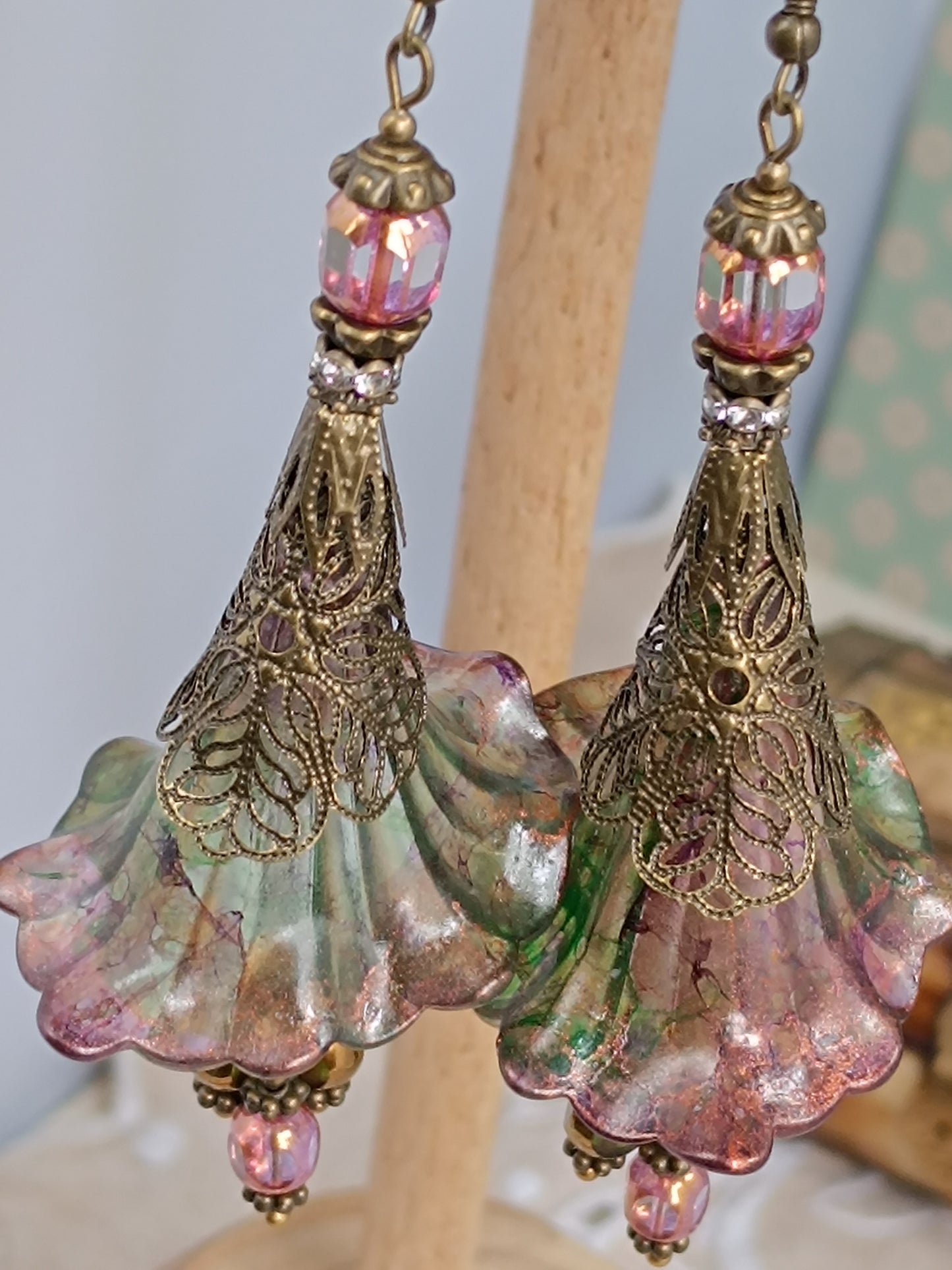 Boucles d'Oreilles Pendantes Féeriques Vertes et Violettes Fleurs Acrylique Perles Verre Tchèque XXL
