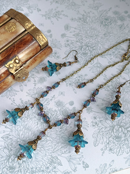 Parure Collier Boucles d'Oreilles Fleurs Féeriques Lucite Bleue Verre Tchèque Bronze Antique