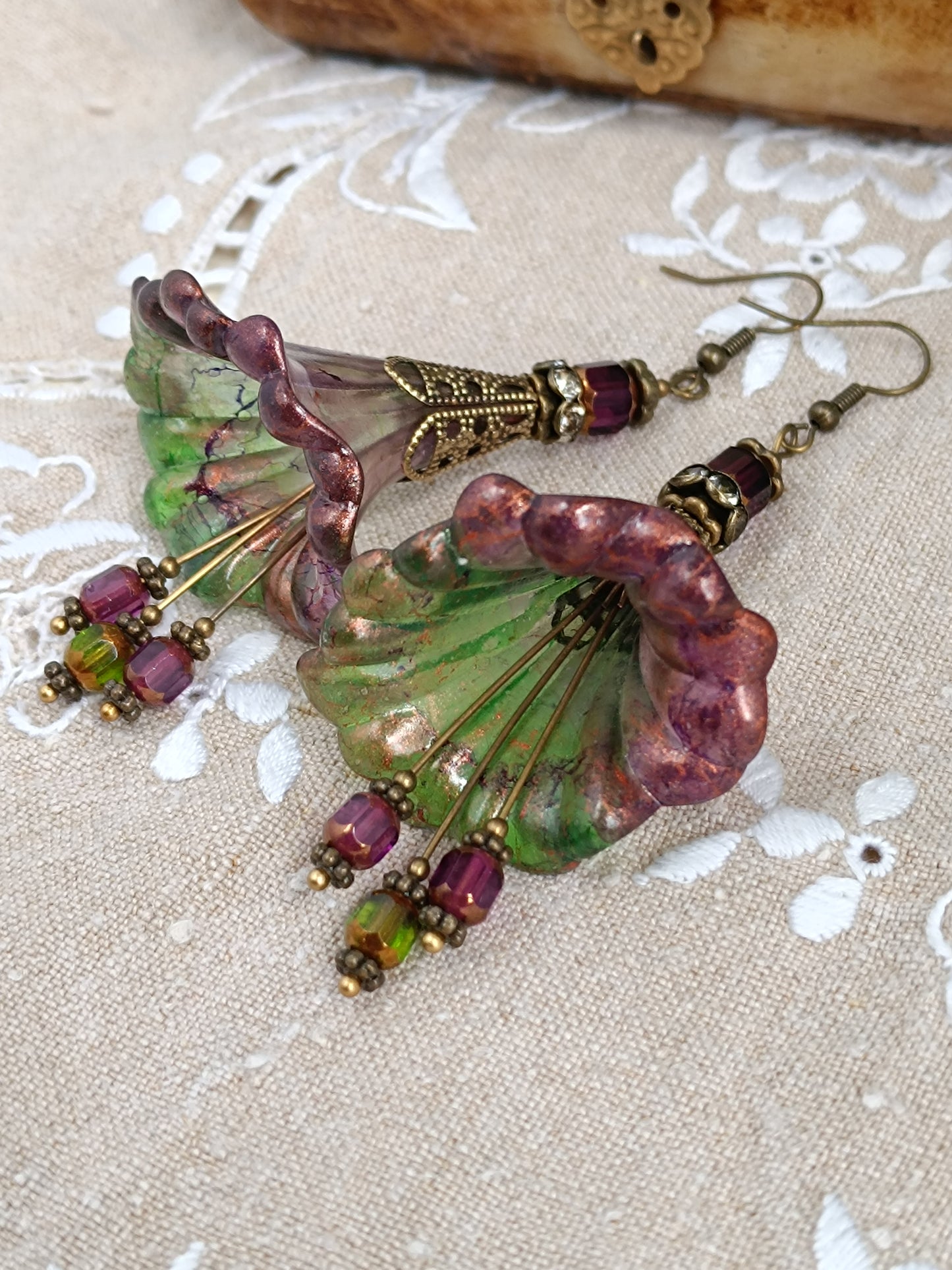 Boucles d'Oreilles Pendantes Féeriques Vertes Violet Profond Perles Verre Tchèque XXL