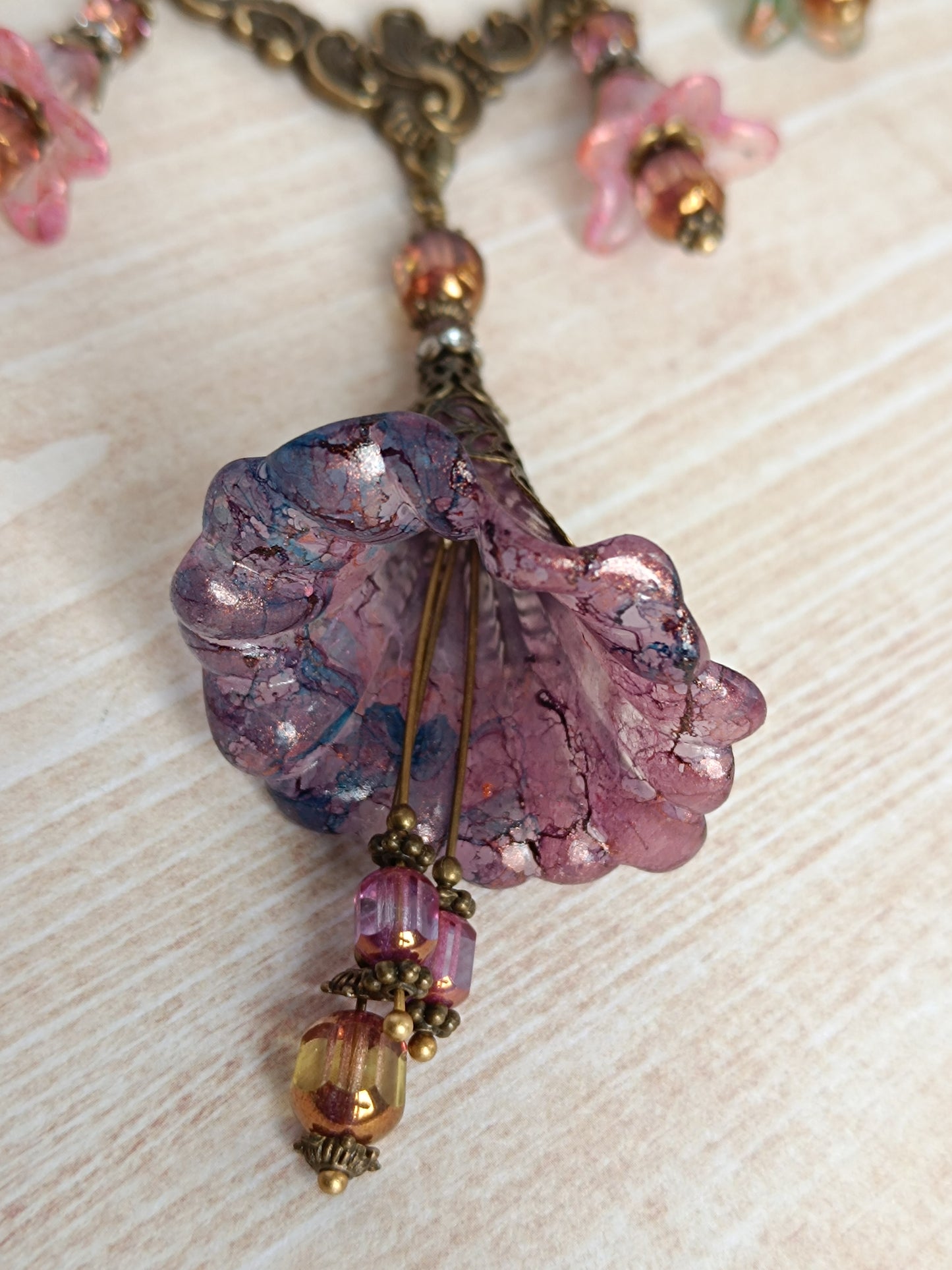 Rêveries Florales Collier fairycore romantique en bronze antique, fleurs lucite peintes main, perles lanternes verre tchèque