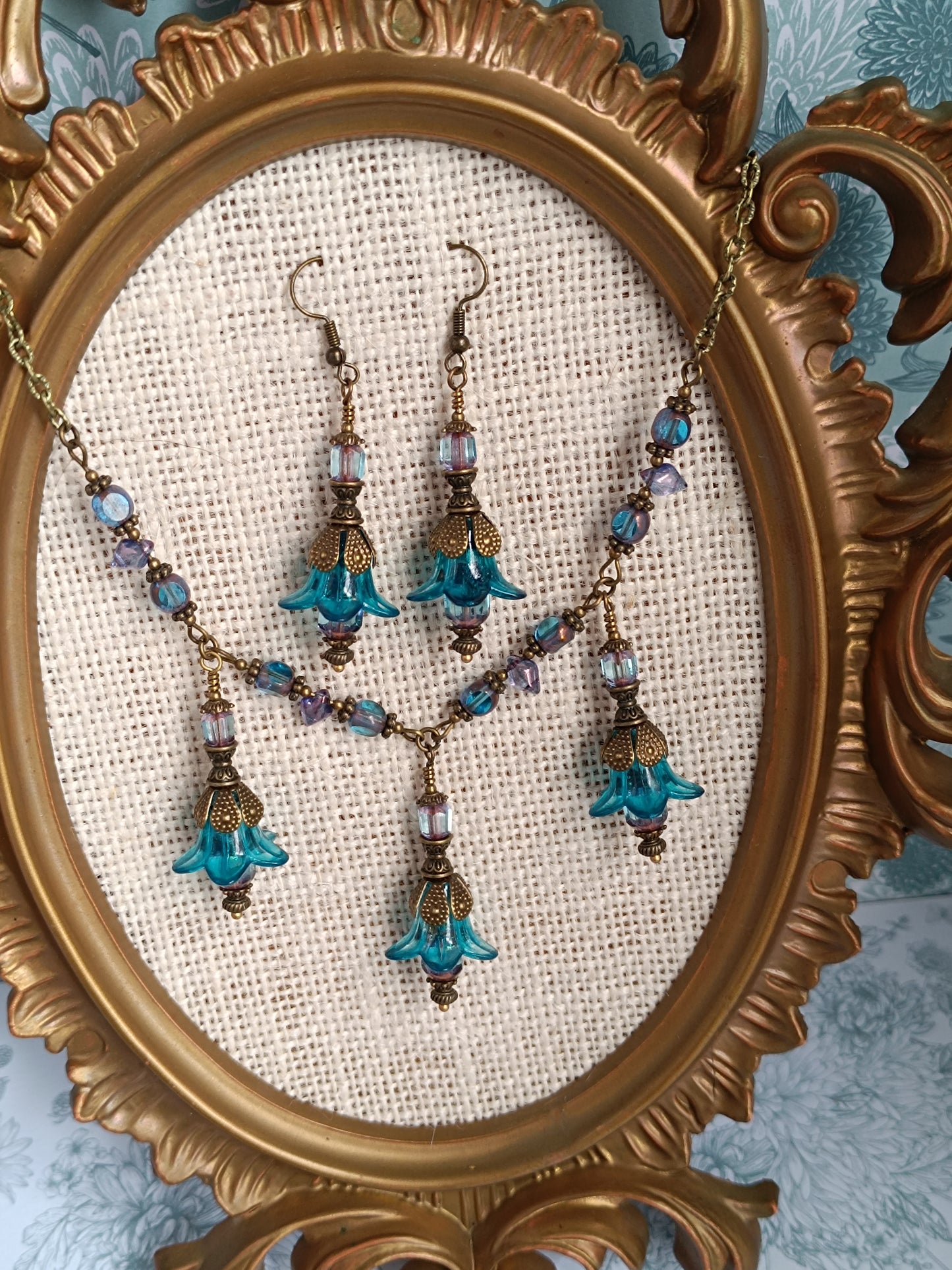 Parure Collier Boucles d'Oreilles Fleurs Féeriques Lucite Bleue Verre Tchèque Bronze Antique