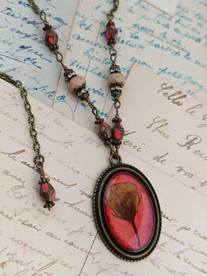 Collier Cabochon Fleurs de Cerisier Rouge Orangé Bronze Antique Pièce Unique 4 x 2,8 cm