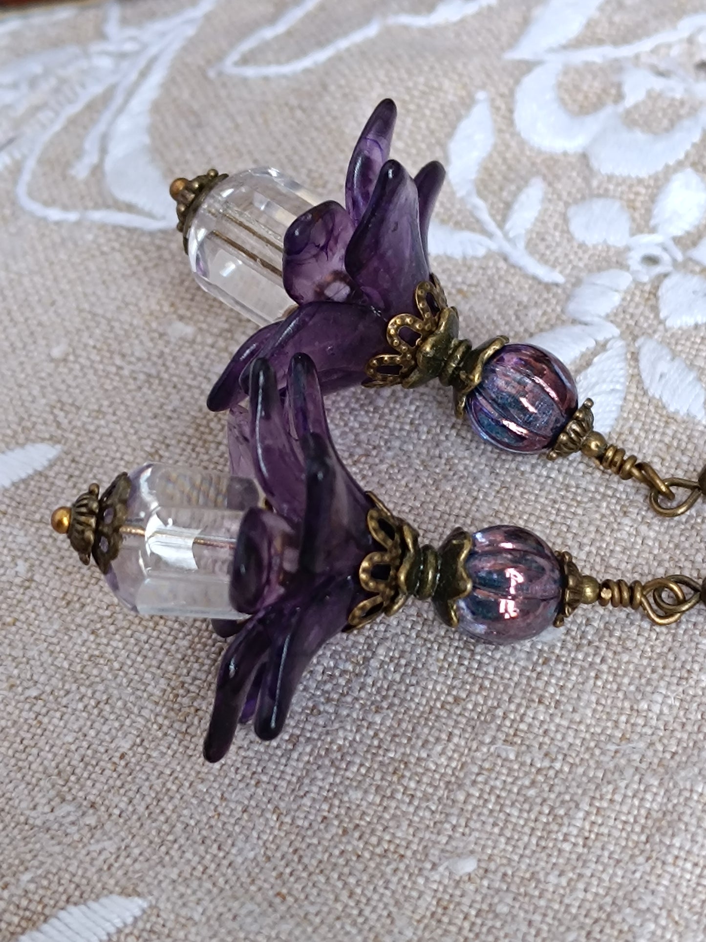 Boucles d'oreilles fleurs féeriques pompons reflets ultra violet et éclats véga