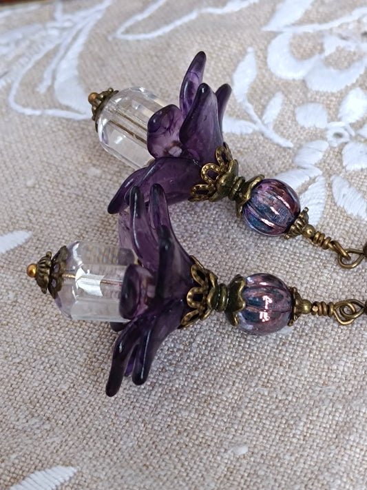 Boucles d'oreilles fleurs féeriques pompons reflets ultra violet et éclats véga