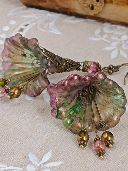 Boucles d'Oreilles Pendantes Féeriques Vertes et Violettes Fleurs Acrylique Perles Verre Tchèque XXL