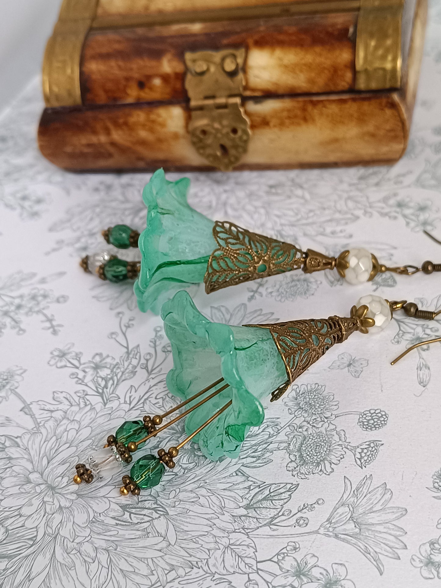 boucles d'oreilles fleurs féeriques en lucite vintage et verre tchèque, monture bronze antique - vue à plat
