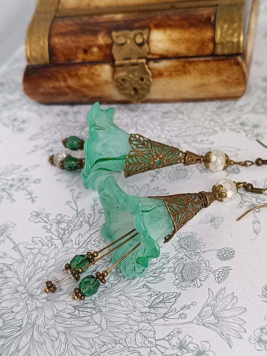 boucles d'oreilles fleurs féeriques en lucite vintage et verre tchèque, monture bronze antique - vue à plat
