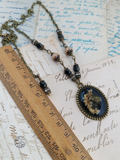 Collier Nature Dark Floral - Cabochon Résine et Fleurs Séchées (3 x 2,5 cm)
