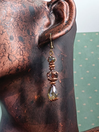 Boucles d'oreilles pendantes artisanales , Verre tchèque Picasso, perles facettées roses &amp; métal bronze/cuivre filigrané