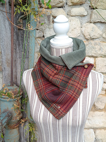 Tour de cou en laine tartan bordeaux, velours kaki et bouton cerf champêtre