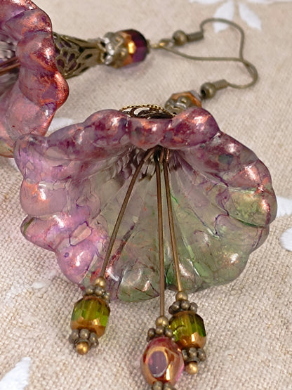 Boucles d'Oreilles Pendantes Féeriques Vertes et Violettes Fleurs Acrylique Perles Verre Tchèque XXL