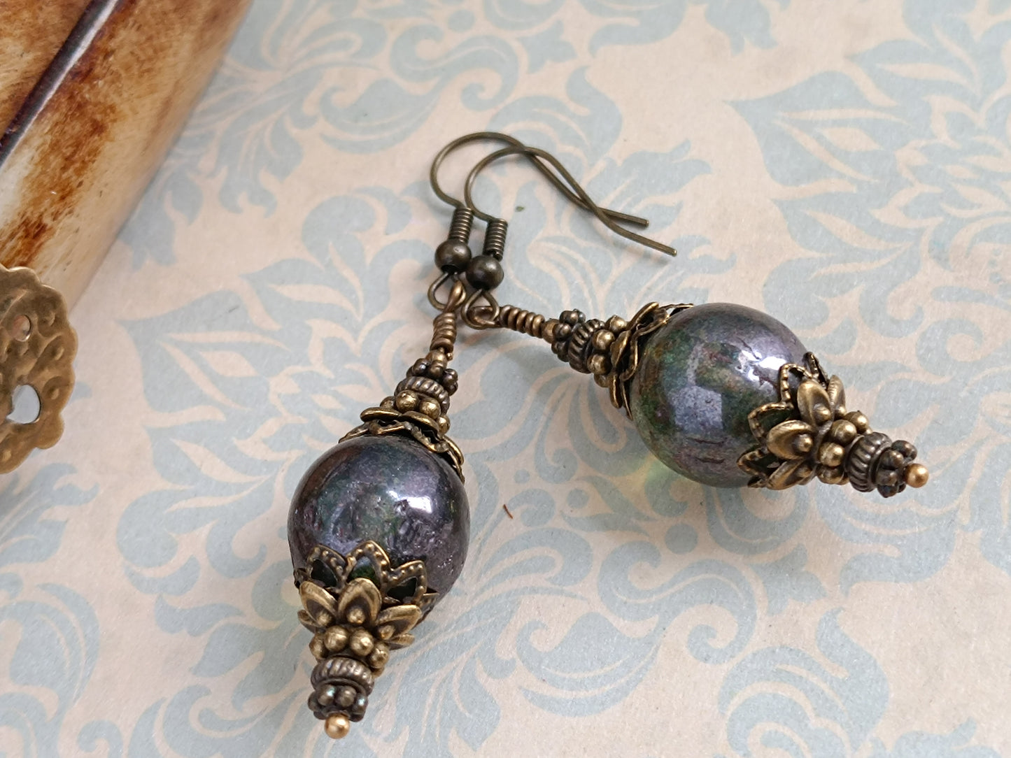 Boucles d'Oreilles Pendantes Victoriennes Verre Tchèque Vert Lustré Bronze Antique