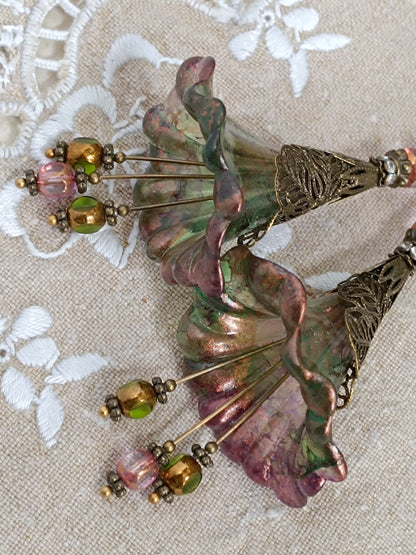 Boucles d'Oreilles Pendantes Féeriques Vertes et Violettes Fleurs Acrylique Perles Verre Tchèque XXL