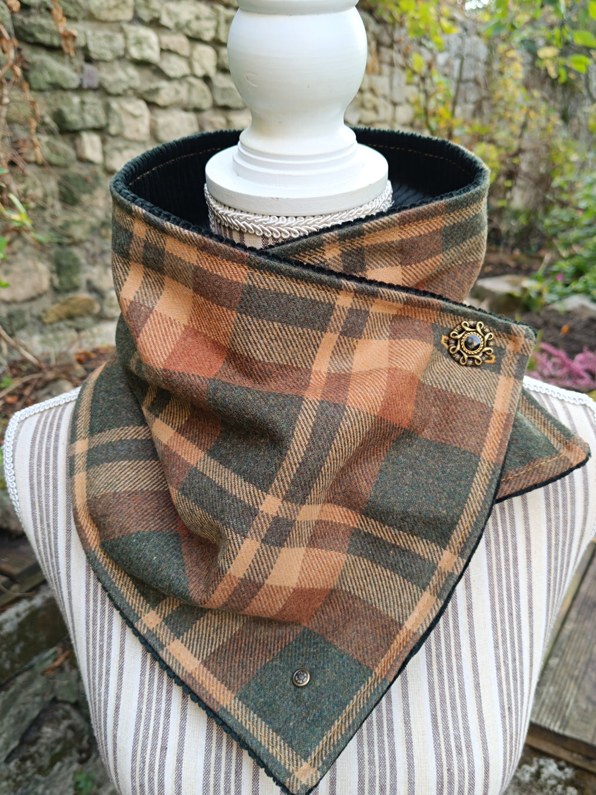 Tour de cou tartan écossais d'automne doublé de velours côtelé bouton celtique