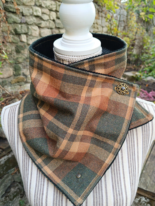 Tour de cou tartan écossais d'automne doublé de velours côtelé bouton celtique