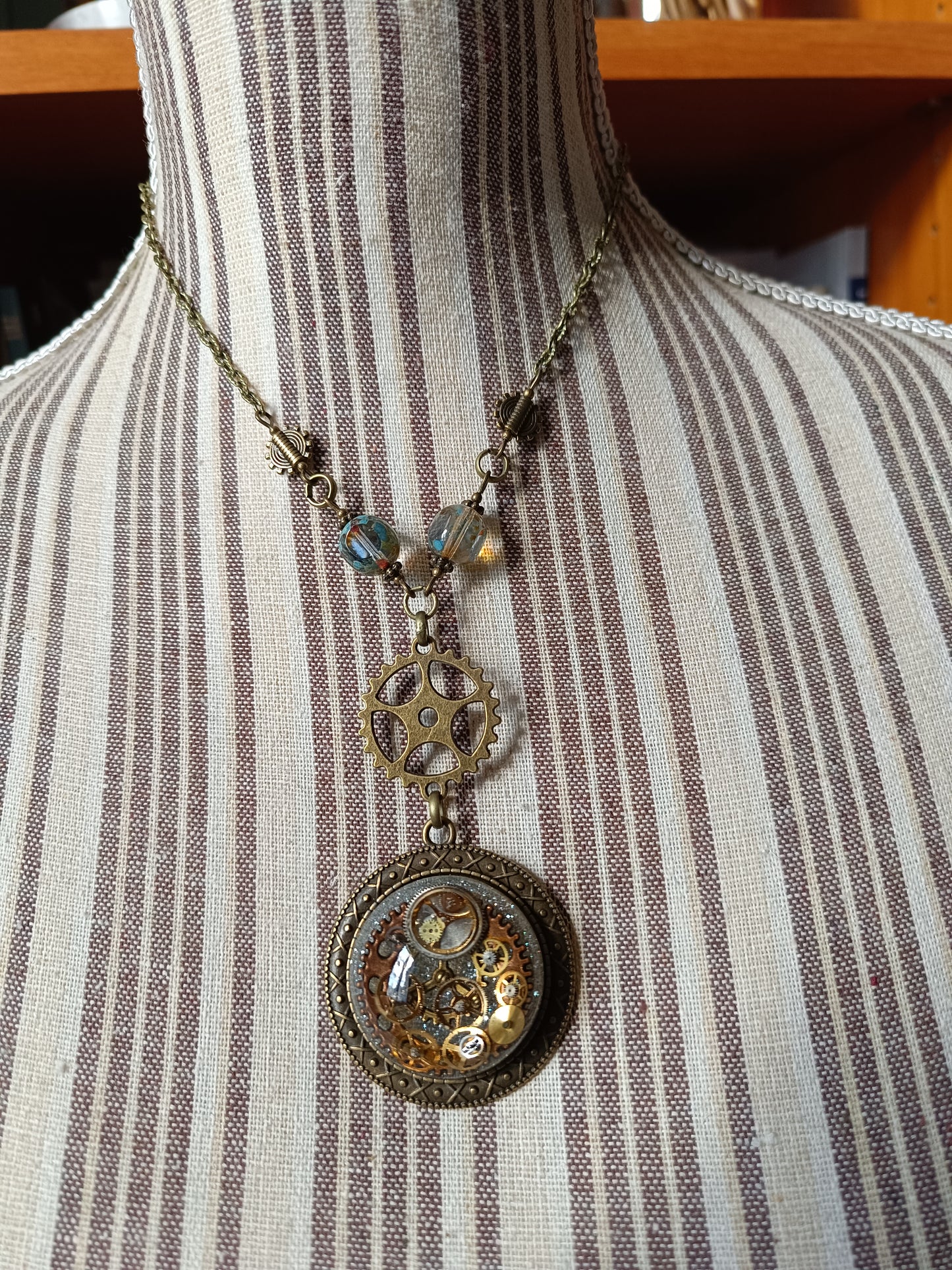 Collier Steampunk Perles de Verre Tchèque Pendentif Cabochon Résine Époxy Bronze Artisanal