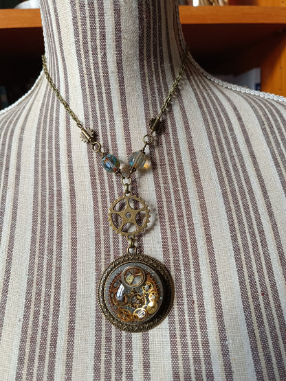 Collier Steampunk Perles de Verre Tchèque Pendentif Cabochon Résine Époxy Bronze Artisanal