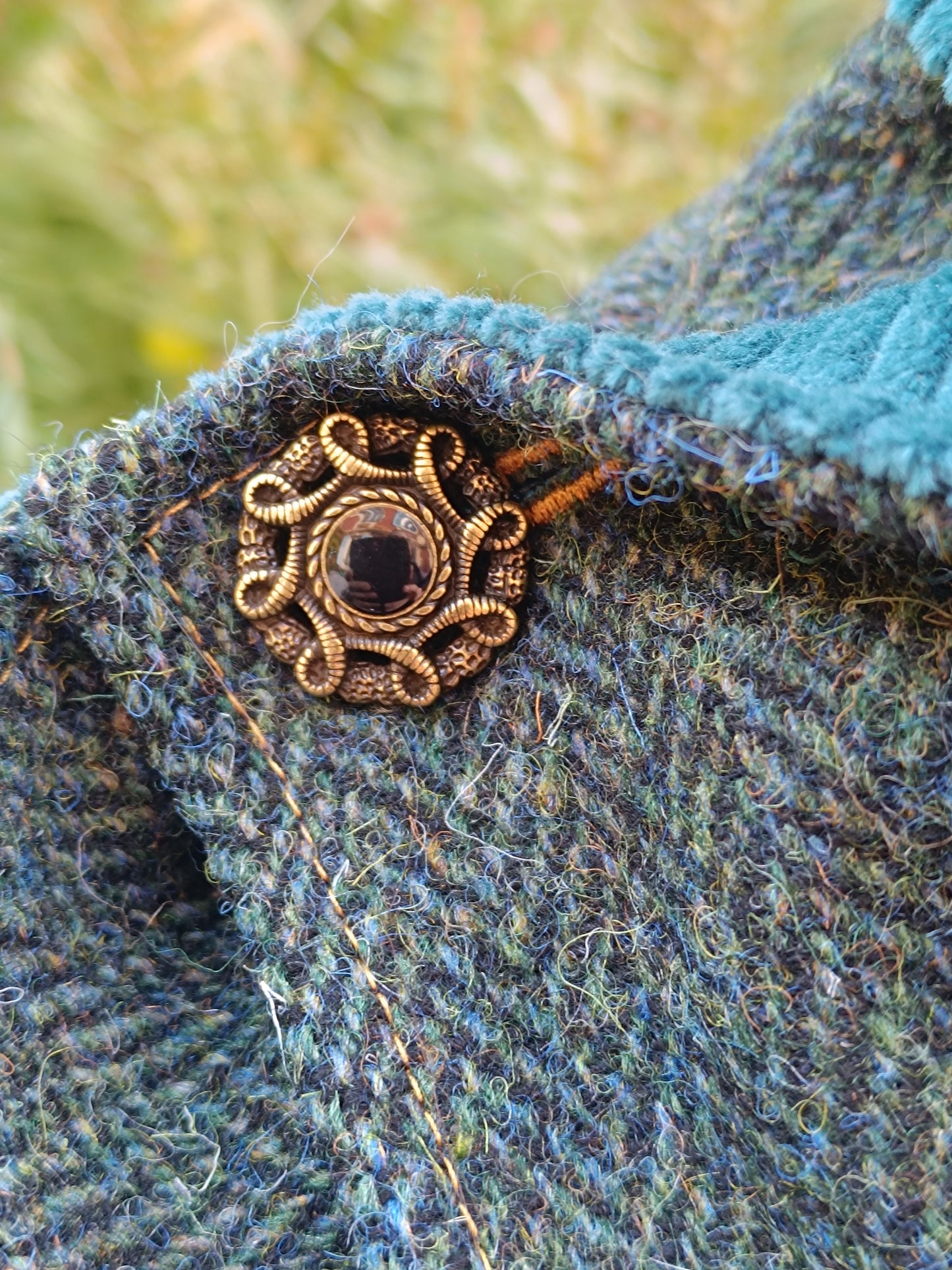 Écharpe Tour de Cou Boutonné en Tweed Celtique – Caractère & Déclaration de Style - réservé