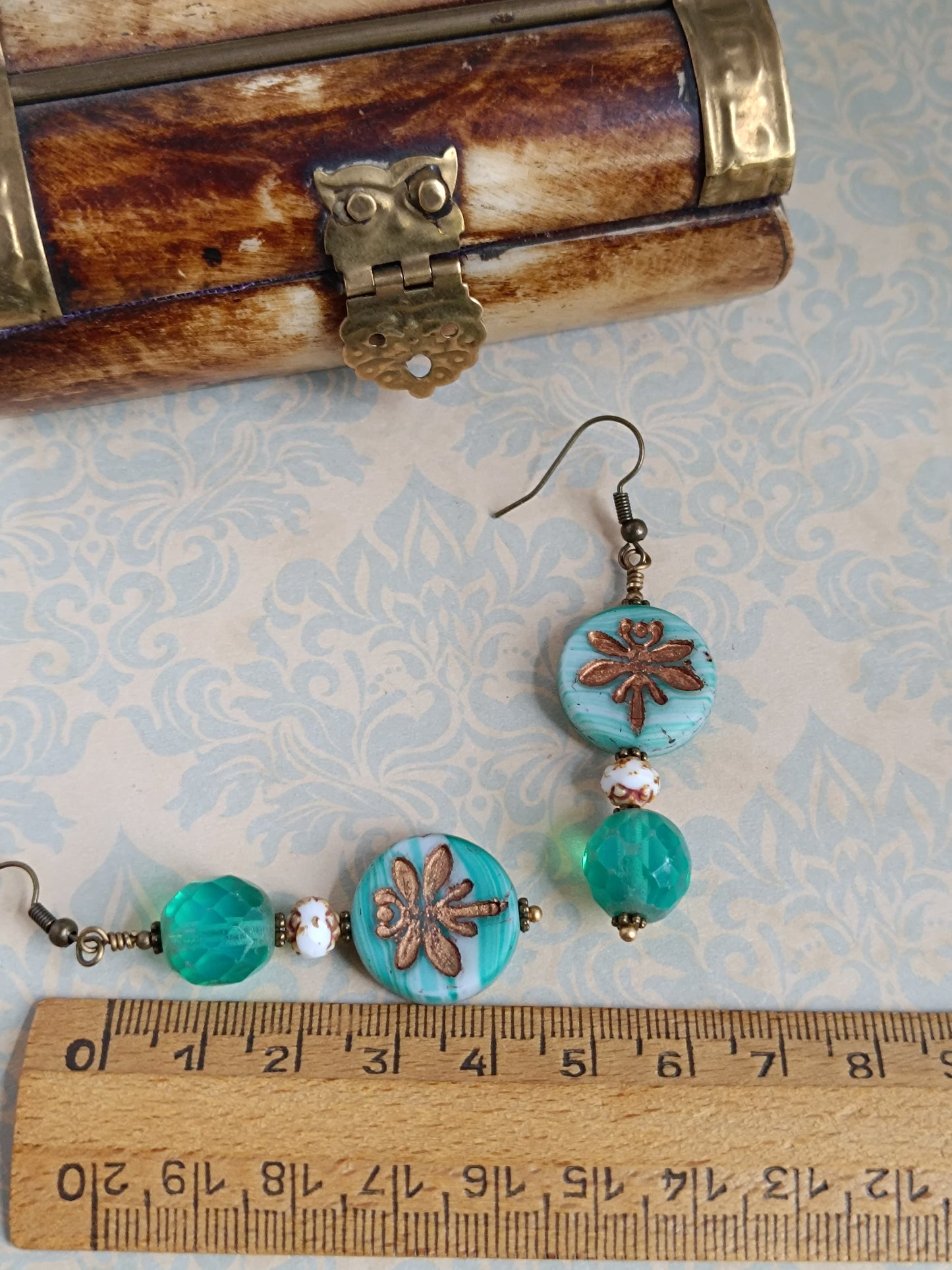 Boucles d'oreilles pendantes perles de verre tchèque asymétriques style bohème mystérieux