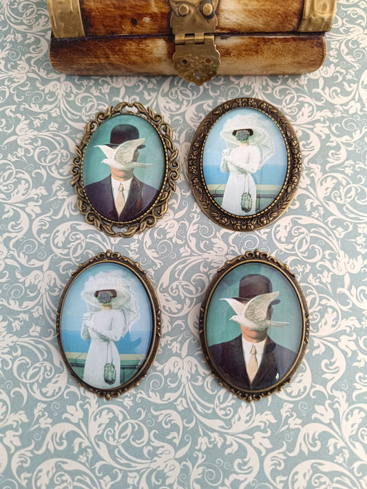 Broche cabochon verre – Illustration René Magritte