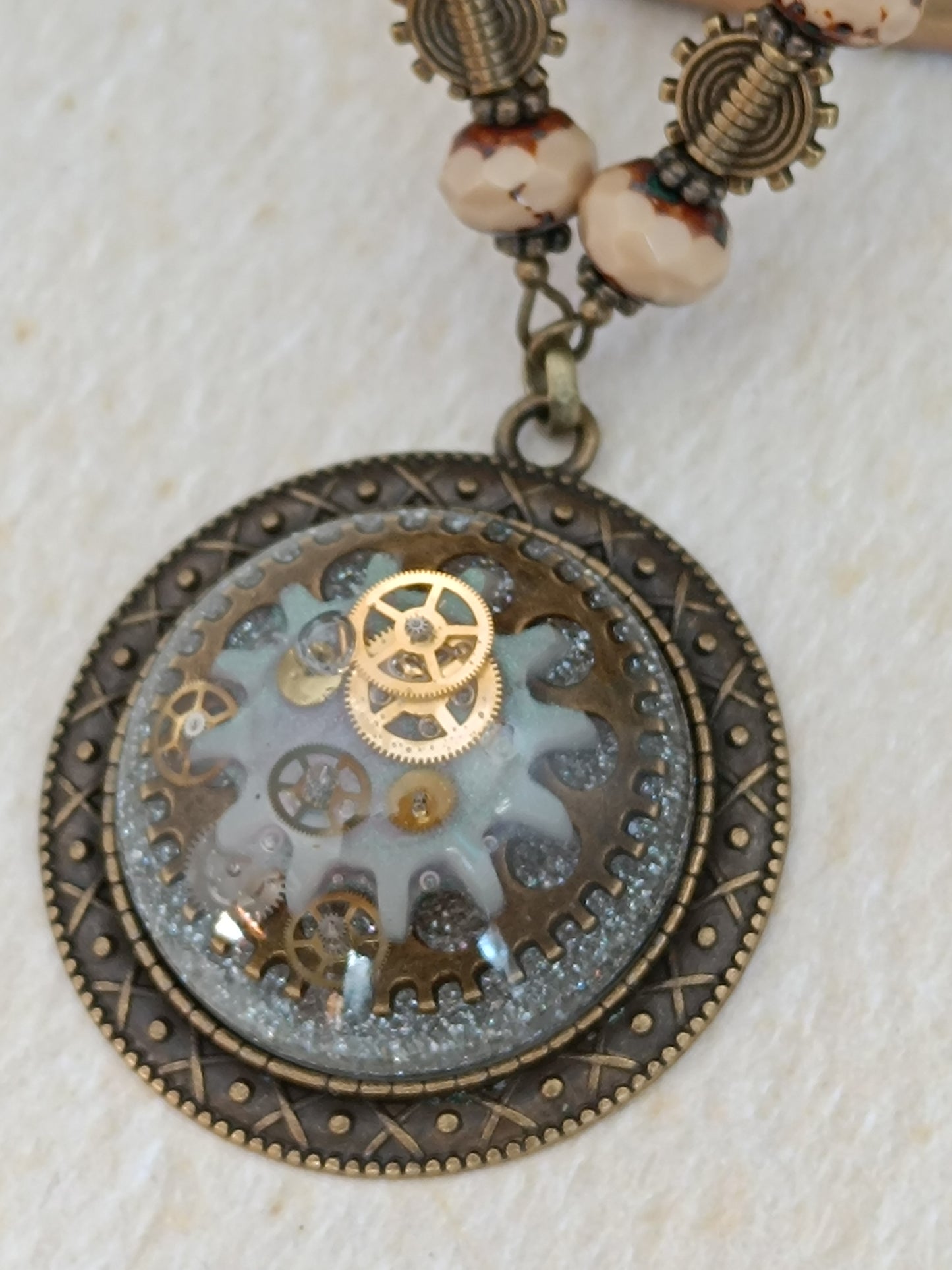 Collier Steampunk Chapelet Perles de Verre Tchèque Grand Pendentif Cabochon Résine Époxy Bronze Artisanal