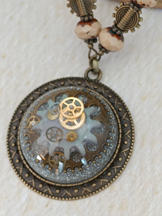 Collier Steampunk Chapelet Perles de Verre Tchèque Grand Pendentif Cabochon Résine Époxy Bronze Artisanal
