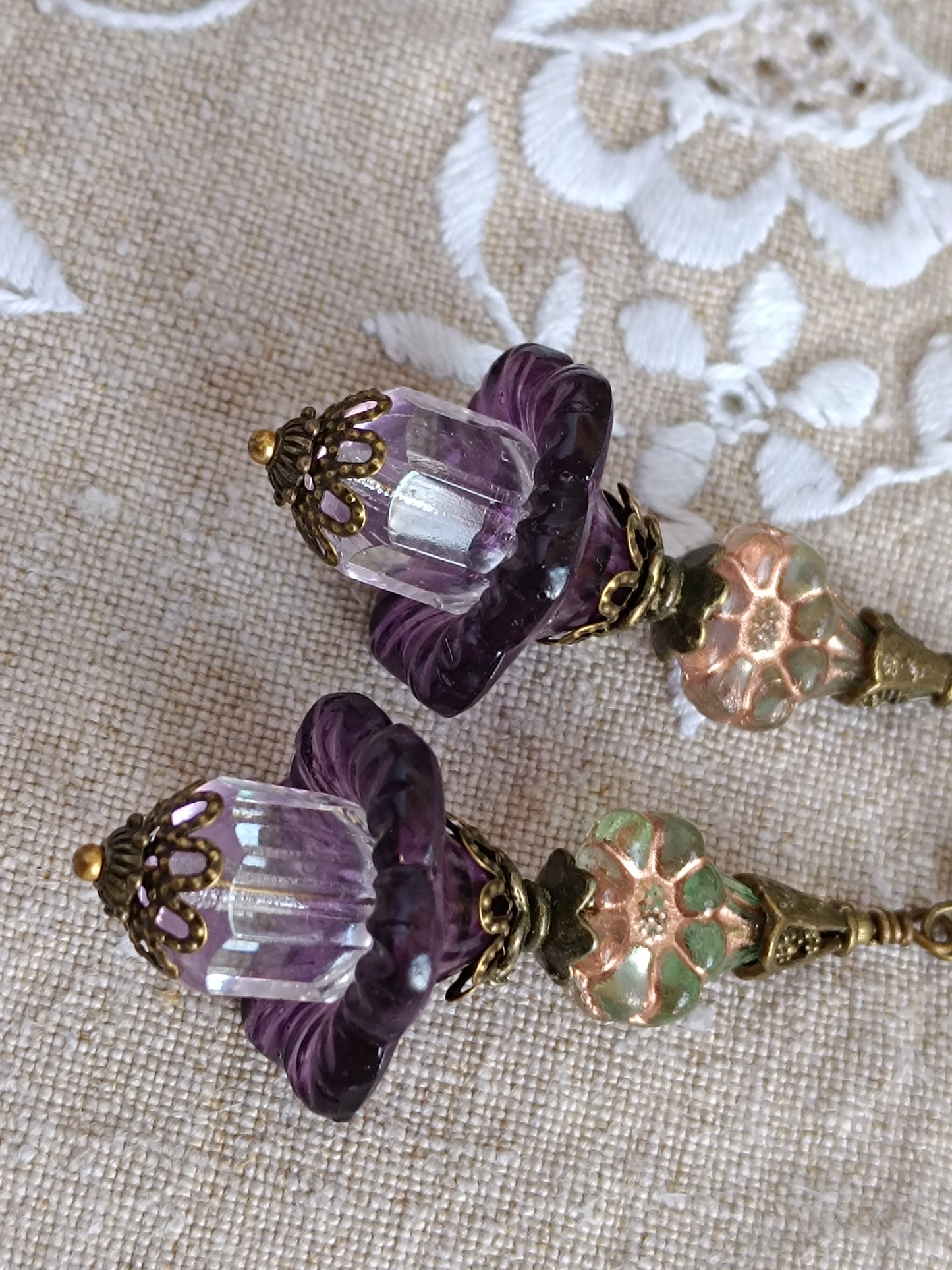 Boucles d'oreilles fleurs améthyste et fleurets verts