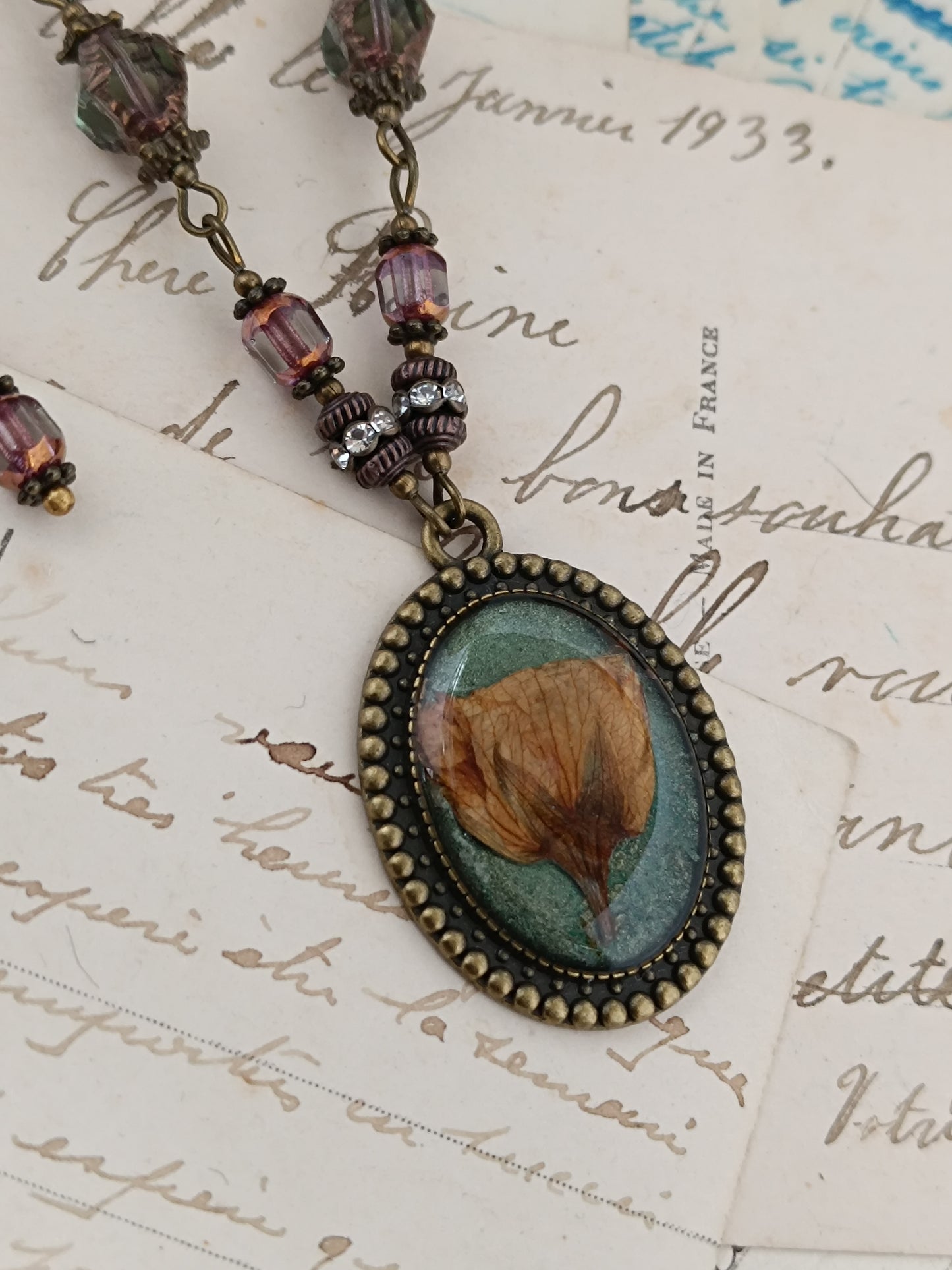 Collier Vintage Romantique Médaillon Artisanal Fleur de Cerisier Fond Vert 3 x 2,5 cm