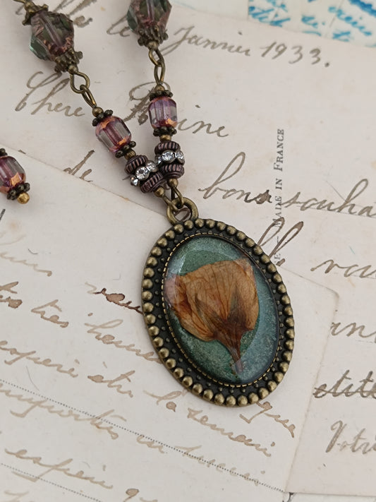 Collier Vintage Romantique Médaillon Artisanal Fleur de Cerisier Fond Vert 3 x 2,5 cm