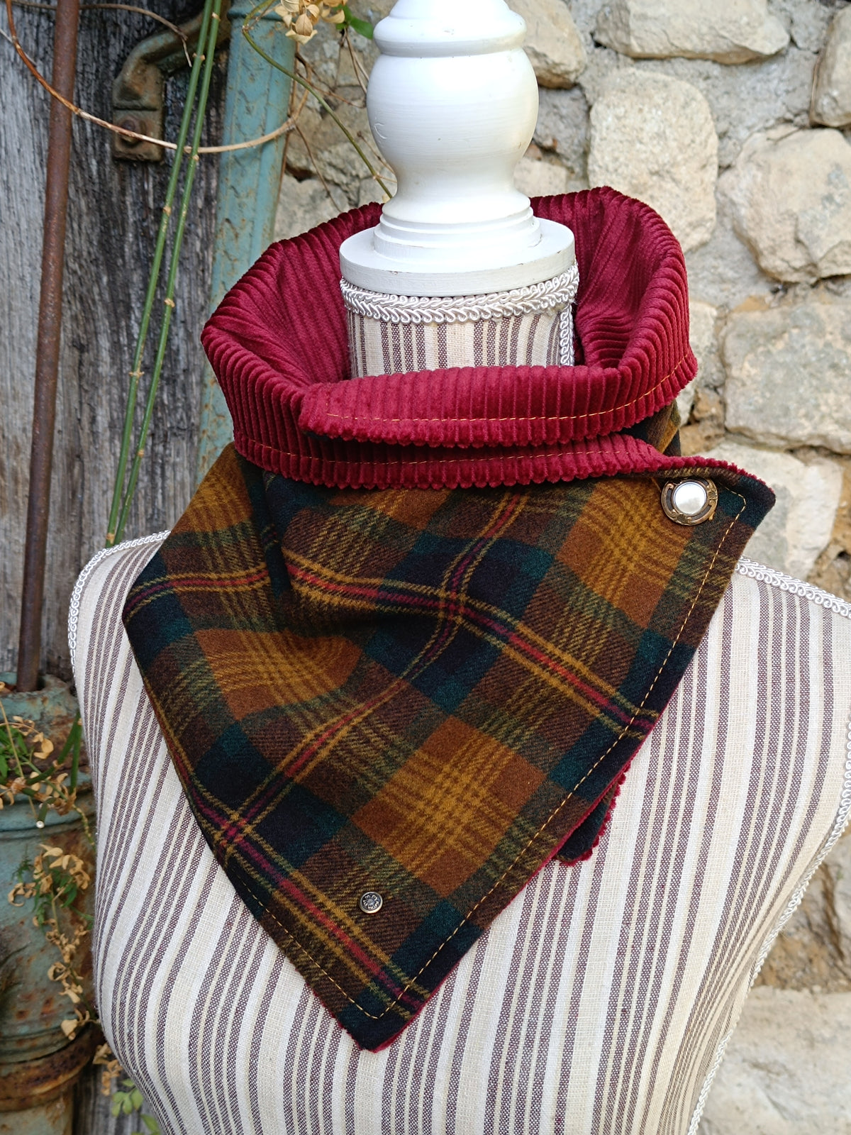 Tour de cou tartan laine et velours bordeaux avec bouton Art déco en nacre