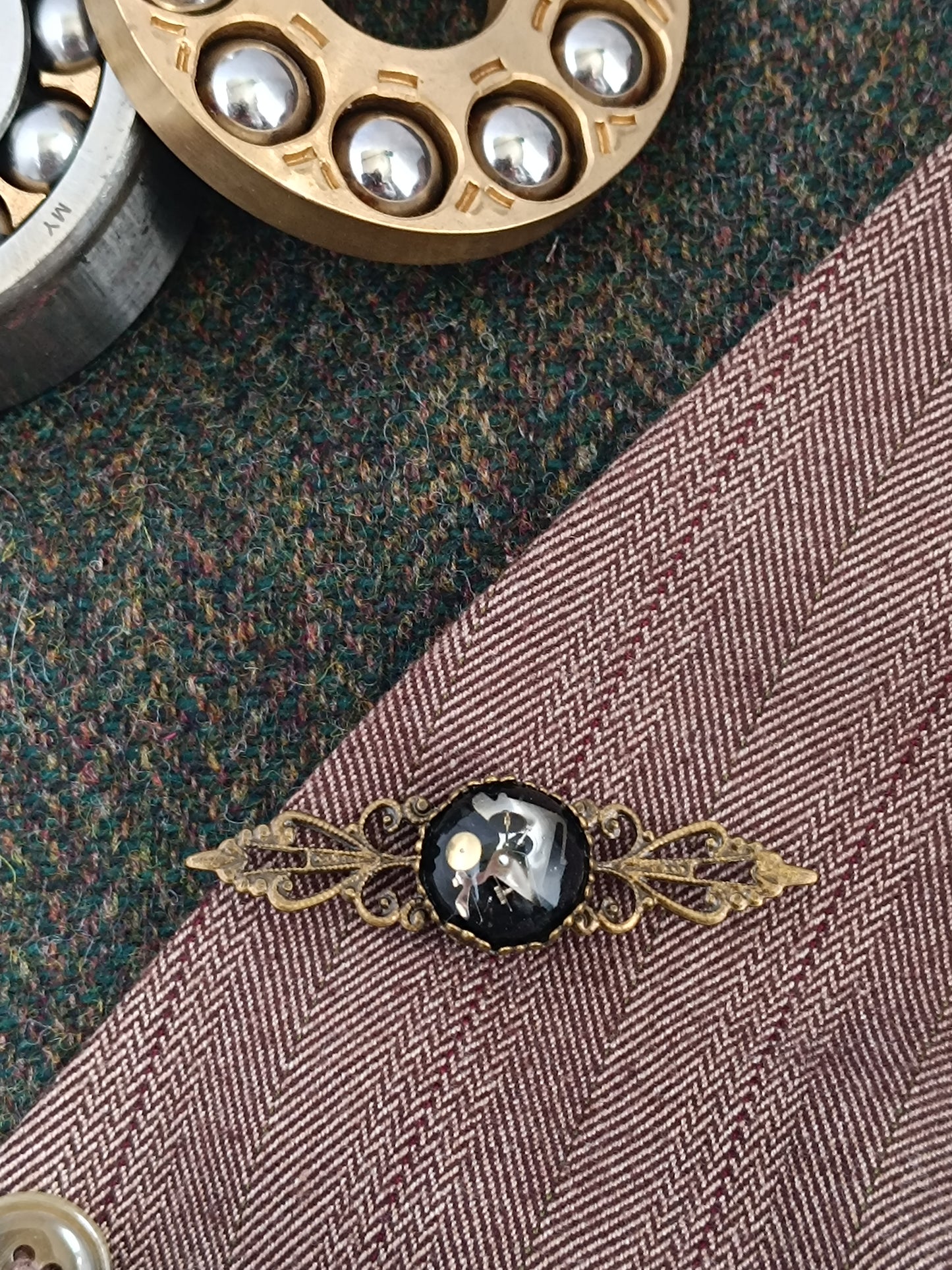 Broche Épinglette Steampunk Filigrane Bronze - Cabochon Résine Époxy Noir