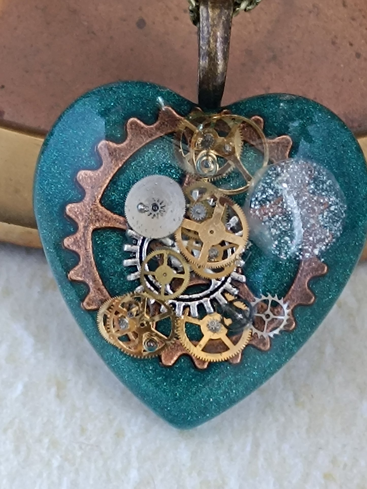 Pendentif Steampunk Cœur Engrenages Résine Époxy Vert Chaîne Bronze Artisanal