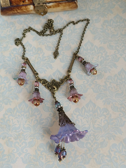 Rêveries Florales Collier fairycore romantique en bronze antique, fleurs lucite peintes main, perles lanternes verre tchèque