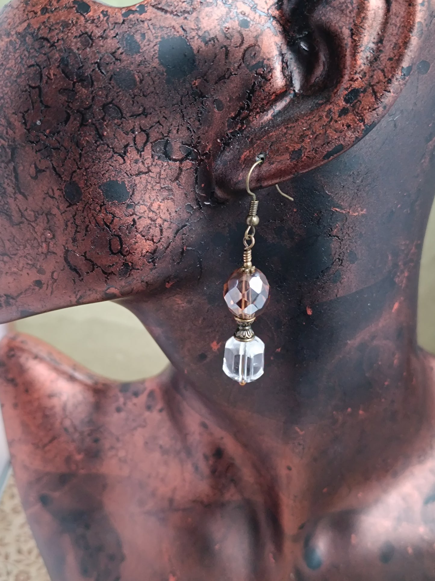 Boucles d'oreilles pendantes perles de verre tchèque asymétriques style vintage modernisé