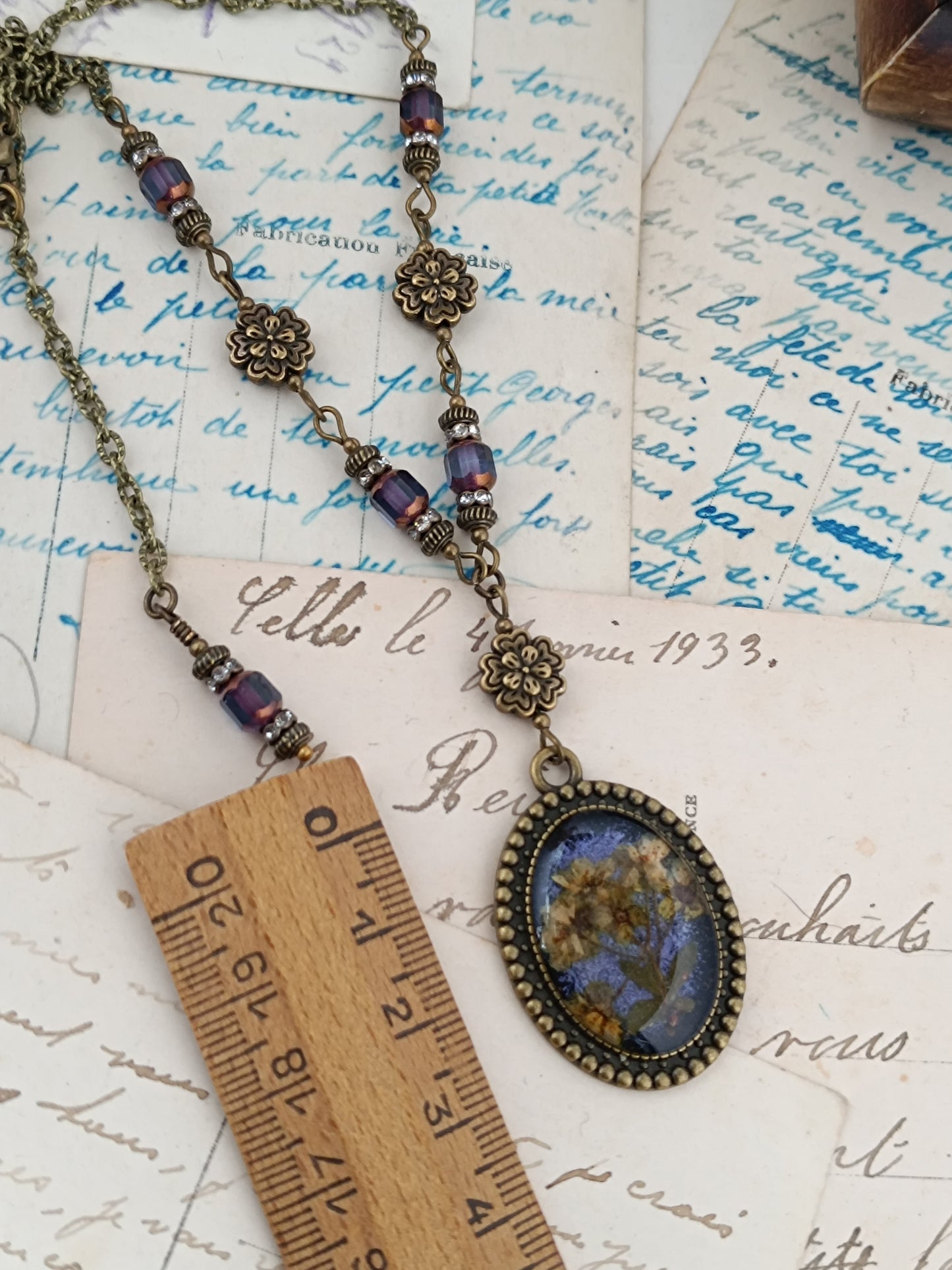 Collier Vintage Romantique Médaillon Artisanal Fleurs Séchées Fond Dark Violet 3 x 2,5 cm