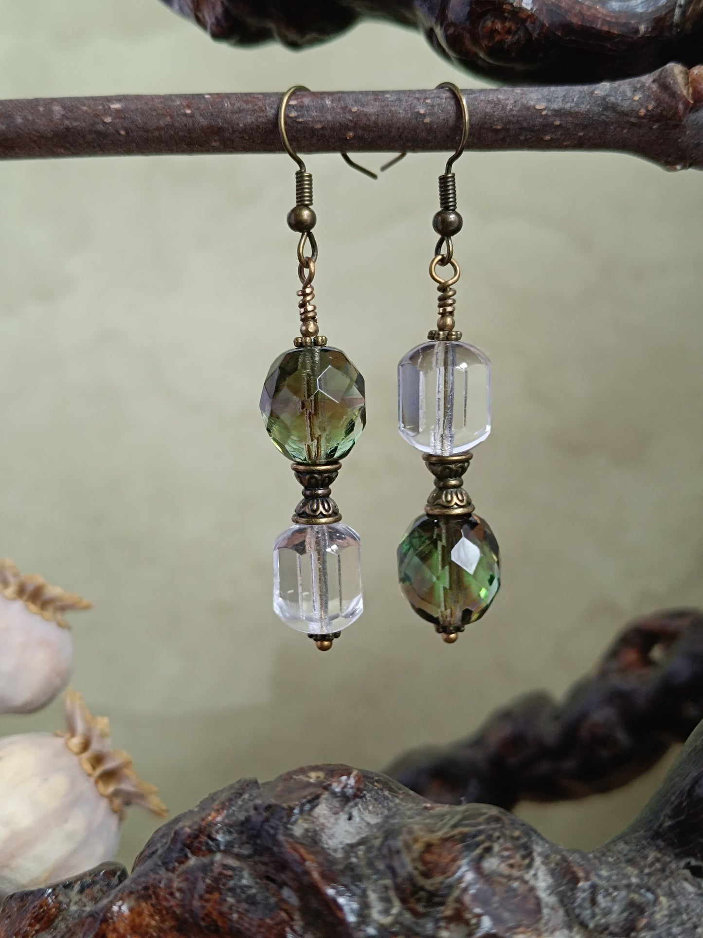 Boucles d'oreilles pendantes perles de verre tchèque asymétriques style vintage modernisé