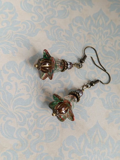 Petites boucles d’oreilles pendantes “Fleurs Féeriques” – Vert mousse & reflets cuivrés