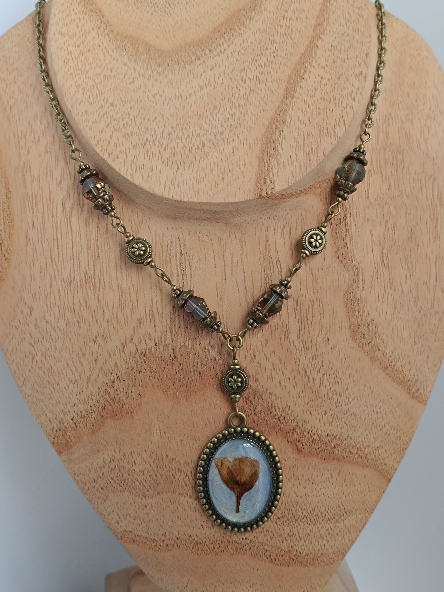 Collier Vintage Romantique Médaillon Artisanal Fleur de Cerisier Fond Bleu Vert Irisé 3 x 2,5 cm